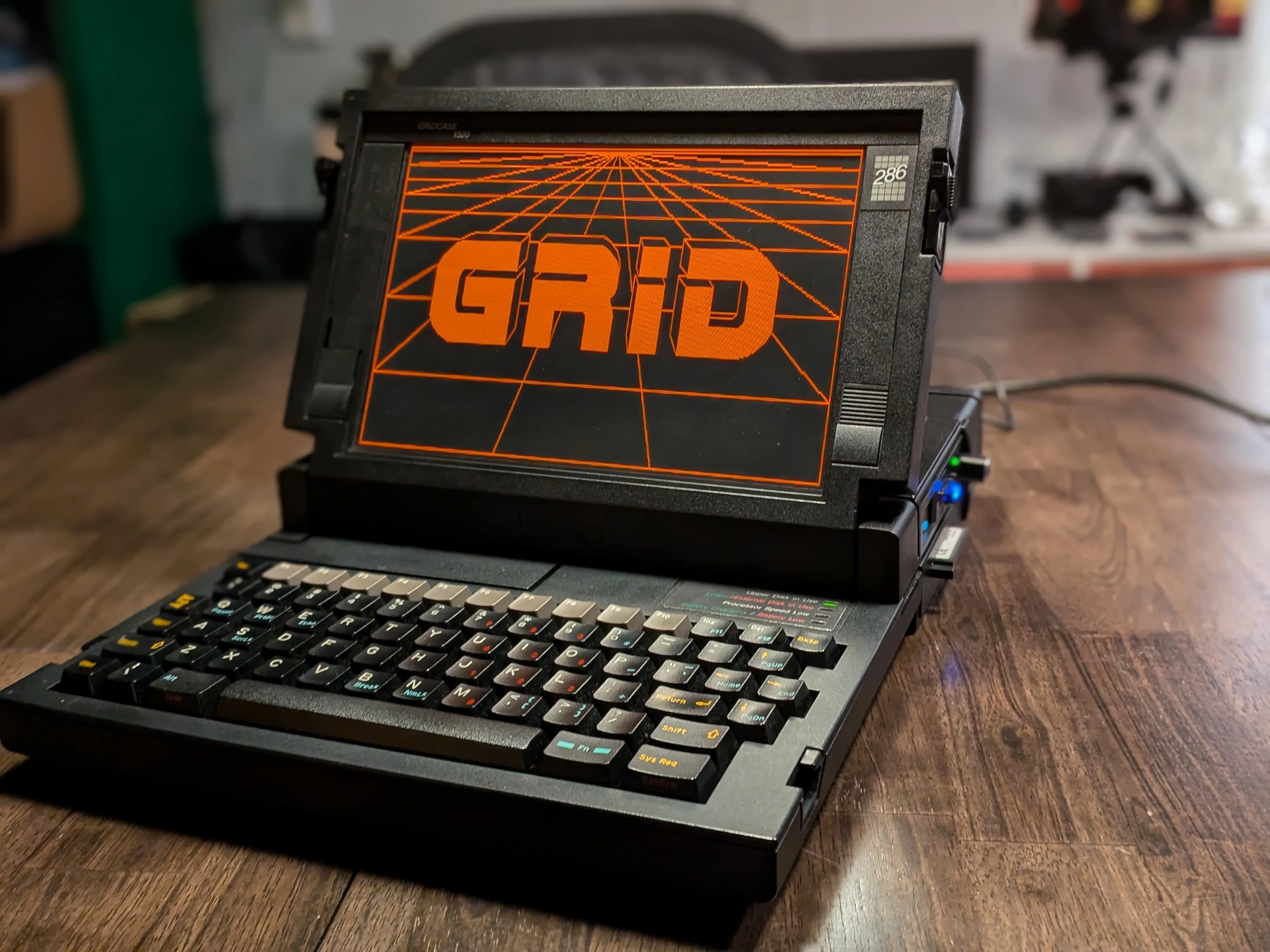 GRiDCASE 1520 with GRiD splash screen on plasma display